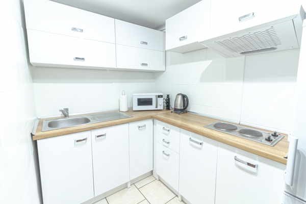 Aneks kuchenny z lodówką, kuchenką elektryczną i mikrofalową