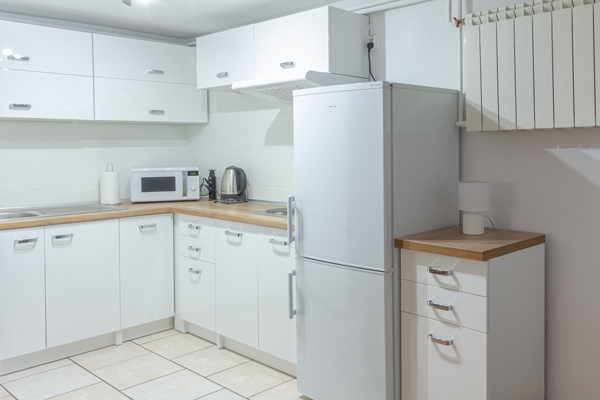 Aneks kuchenny z lodówką, kuchenką elektryczną, mikrofalową i czajnikiem