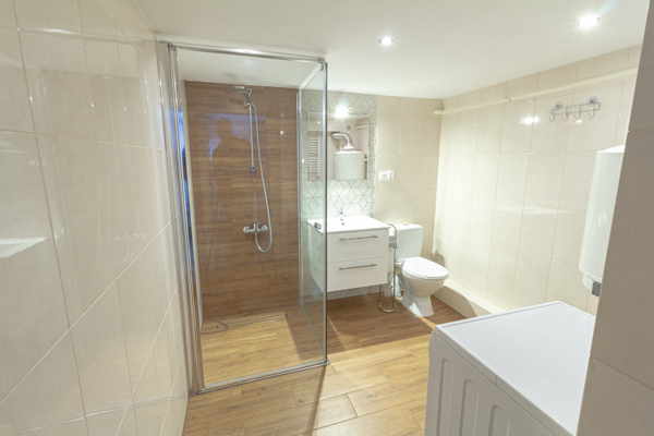 Łazienka z przestronną kabiną prysznicową