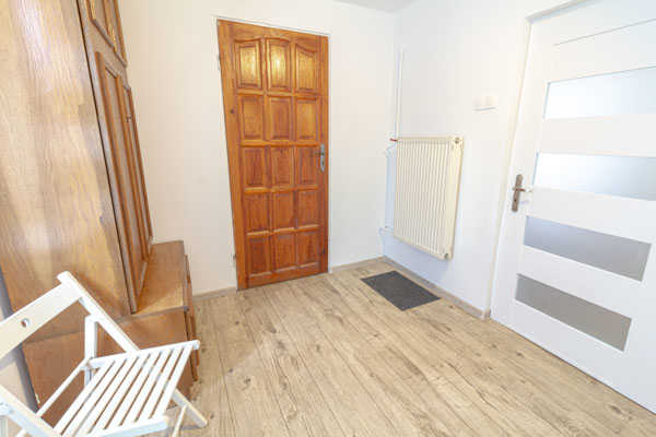 Niezależne wejście przez przedsionek z dużą szafą